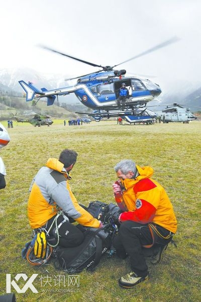 救援人员在法国南部距离失事航班坠机地点不远的塞纳展开搜救。 救援人员在法国南部距离失事航班坠机地点不远的塞纳展开搜救。