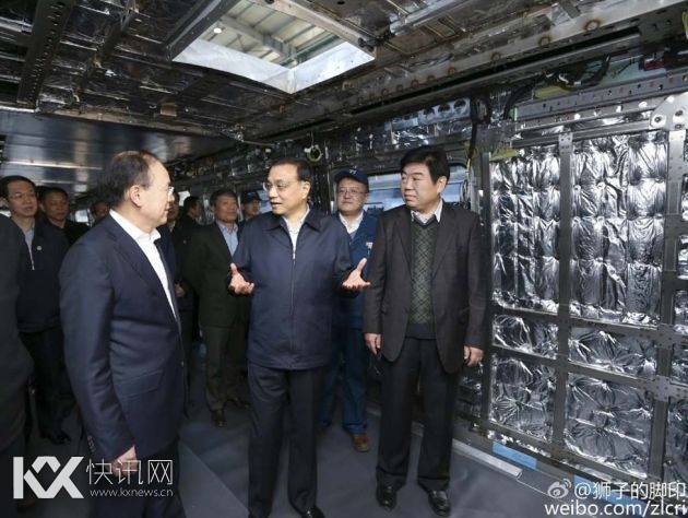 李克强10日考察北车长客时寄望南北车合并后组成“联合舰队”抱团出海,打造世界一流装备企业。 李克强10日考察北车长客时寄望南北车合并后组成“联合舰队”抱团出海,打造世界一流装备企业。