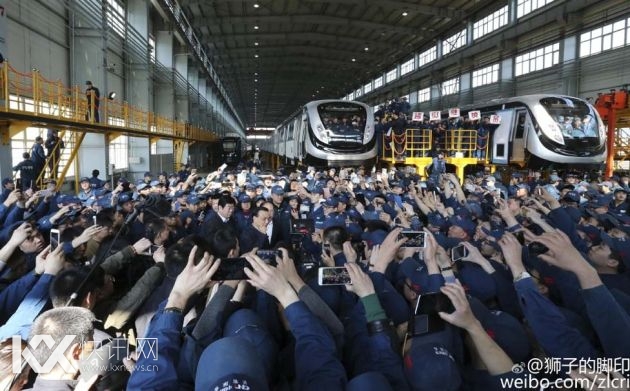 工人们打出“感谢超级推销员”的字板,争相与正在这里考察的李克强总理握手问好。 工人们打出“感谢超级推销员”的字板,争相与正在这里考察的李克强总理握手问好。