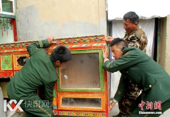 4��25�գ��侯���ؼ�¡�߷���ӹٱ�����Ⱥ��ת�ƲƲ���