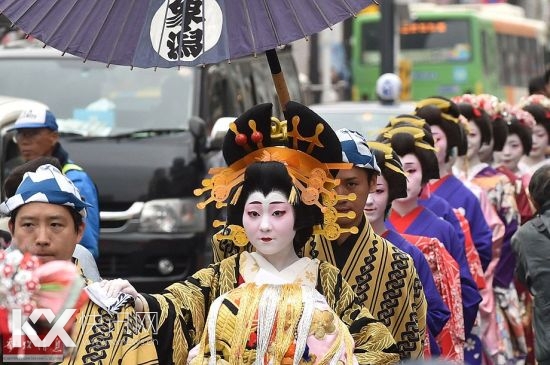 资料图片:东京浅草区举行艺妓游行。 资料图片:东京浅草区举行艺妓游行。