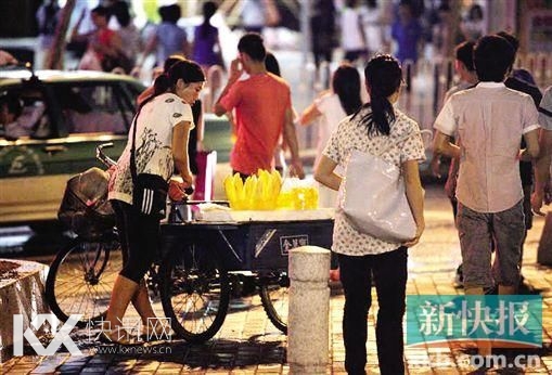 ■划定时间、划定地点后,小贩们就可以光明正大做生意了。图为广州一小贩摆卖水果。王飞/摄(资料图) ■划定时间、划定地点后,小贩们就可以光明正大做生意了。图为广州一小贩摆卖水果。王飞/摄(资料图)