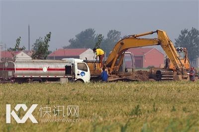 5月26日,河北沧州104国道附近,一流动油罐车到工地给作业的挖掘机加油。 5月26日,河北沧州104国道附近,一流动油罐车到工地给作业的挖掘机加油。