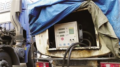 5月28日,沧州104国道附近,“大业运输”黑加油站门前,被改造成加油车的小货车停在门前。货车车厢里装有油罐和加油计价器。 5月28日,沧州104国道附近,“大业运输”黑加油站门前,被改造成加油车的小货车停在门前。货车车厢里装有油罐和加油计价器。