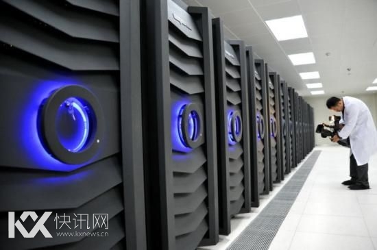 2011年10月27日,我国第一台完全采用国产CPU处理器的千万亿次超级计算机——神威蓝光,在国家超级计算济南中心投入使用。 2011年10月27日,我国第一台完全采用国产CPU处理器的千万亿次超级计算机——神威蓝光,在国家超级计算济南中心投入使用。