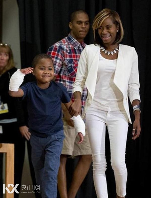 8岁美国男童移植双手 成世界最小成功案例