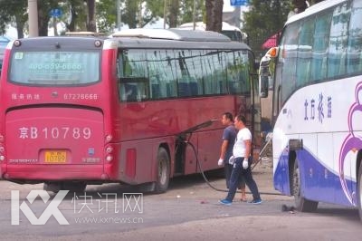 黑加油站藏身平房内低价售油