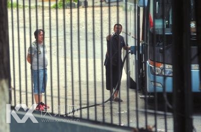 黑加油站藏身平房内低价售油