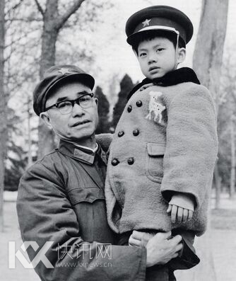 1981年春,西安。时任陕西省军区政委的蔡长元,抱着5岁的儿子蔡小心。蔡长元几乎从未在儿子面前提过自己征战沙场的经历,直到去世多年后,他传奇般的人生故事才逐渐为蔡小心所知。(图片来源:《中华遗产》) 1981年春,西安。时任陕西省军区政委的蔡长元,抱着5岁的儿子蔡小心。蔡长元几乎从未在儿子面前提过自己征战沙场的经历,直到去世多年后,他传奇般的人生故事才逐渐为蔡小心所知。(图片来源:《中华遗产》)