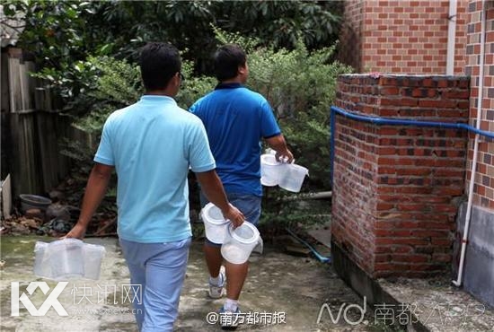 7��22������10��룬����ɳ�е���һȺ�����Я�������ֶ��Ϳ���İ����������þ�����ſ�ţ��Ժ����ǽ����ͷŵ�Ұ�⣬Ѱ�Ҵ��ý��䡣�����Ĵ��ôӴ˾�����