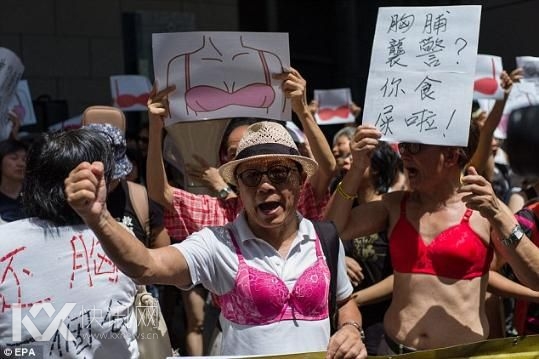 香港女子被指胸部袭警入狱 民众外穿胸罩抗议。来源:环球网 香港女子被指胸部袭警入狱 民众外穿胸罩抗议。来源:环球网