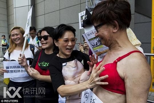 香港女子被指胸部袭警入狱 民众外穿胸罩抗议。来源:环球网 香港女子被指胸部袭警入狱 民众外穿胸罩抗议。来源:环球网