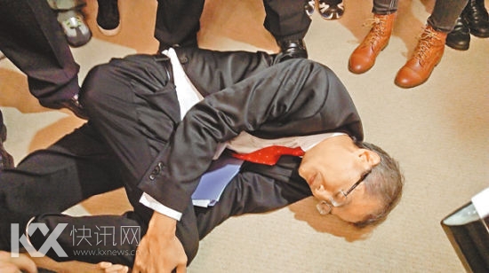 港大校委会成员卢宠茂混乱间不慎跌倒 港大校委会成员卢宠茂混乱间不慎跌倒