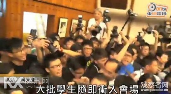 学生即将冲进会场 学生即将冲进会场