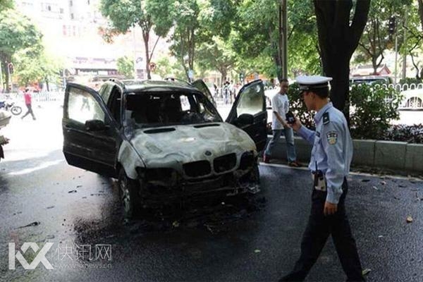 宝马自燃烧成渣 车主淡定从容一点不心疼
