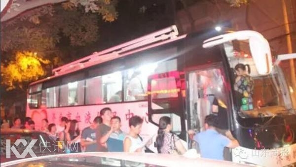 千人献血堵塞交通