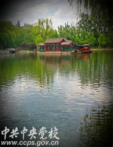 沿河而行,“小住为佳”的亭子,使通幽的竹径越发静谧。 沿河而行,“小住为佳”的亭子,使通幽的竹径越发静谧。