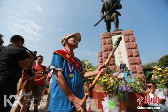 四川98岁抗战老兵用拐杖还原“拼刺刀杀鬼子”。张浪 摄 民政部:中央将为每一位抗战老兵颁纪念章