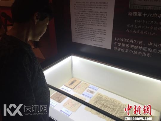 图为观众看展。 施佳秀 摄 杭州展出抗战时期周恩来亲笔书作(图)