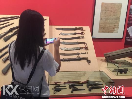 图为观众看展。 施佳秀 摄 杭州展出抗战时期周恩来亲笔书作(图)