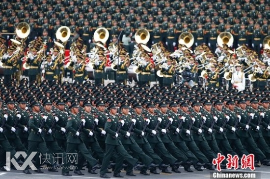 “华南游击队”英模部队方队接受检阅