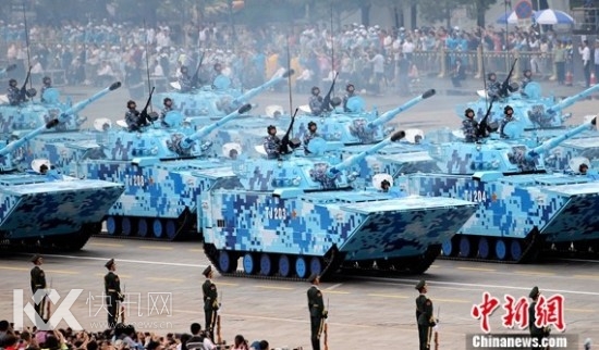 陆战队两栖突击车方队接受检阅