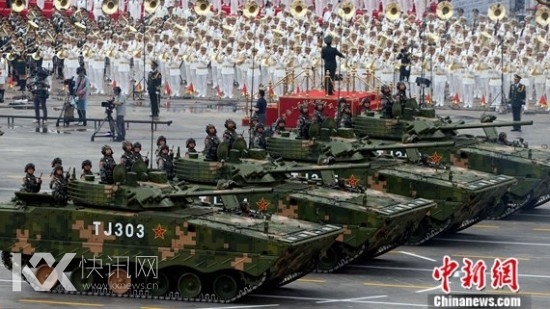 04A型履带步兵战车方队接受检阅