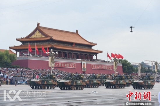 03式空降兵战车方队接受检阅