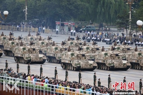 履带自行火炮方队接受检阅