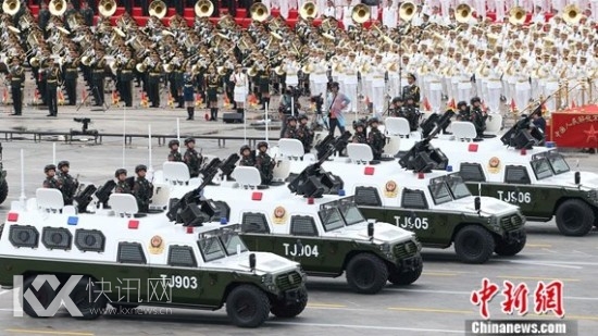 武警反恐突击车方队接受检阅