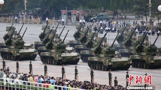 高射炮兵方队接受检阅