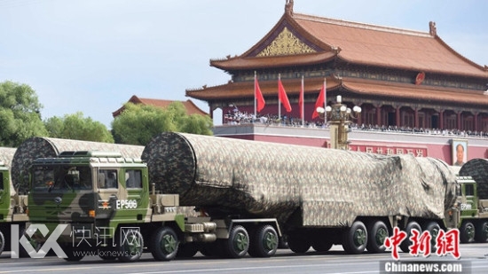 东风31A导弹方队接受检阅