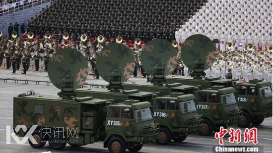 指挥信息系统装备方队接受检阅