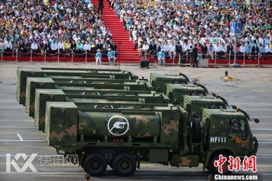 后勤保障方队接受检阅