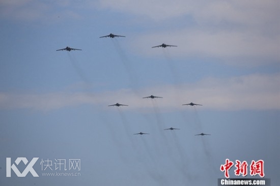轰6K轰炸机梯队首次集中亮相接受检阅