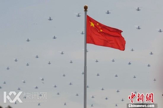 直升机梯队接受检阅