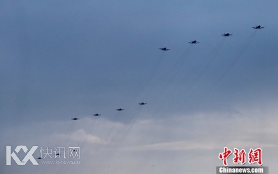 歼击机梯队接受检阅