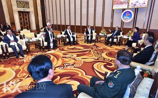 俞正声看望向巴平措等藏族领导干部和老同志