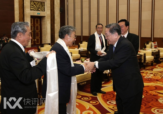 俞正声看望向巴平措等藏族领导干部和老同志