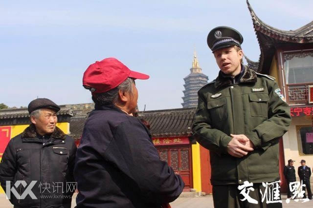 麦克体验城管工作,劝阻小商贩 麦克体验城管工作,劝阻小商贩