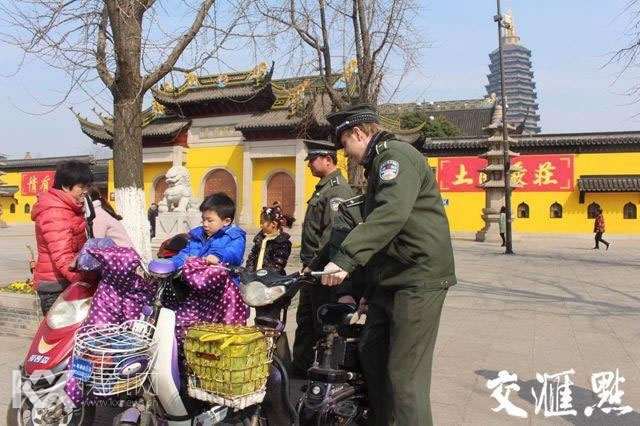 麦克体验城管工作,将广场上的自行车摆放整齐 麦克体验城管工作,将广场上的自行车摆放整齐