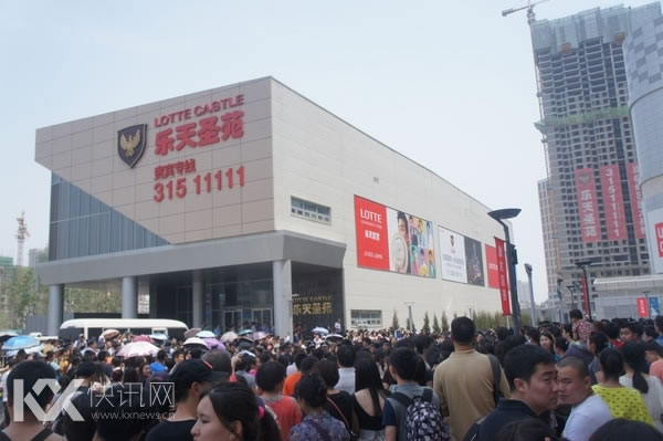 2014年5月31日,沈阳乐天百货开业时人潮涌动