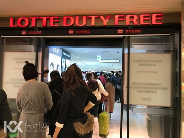 19日,首尔小公洞乐天免税店里,中国游客排队结账。