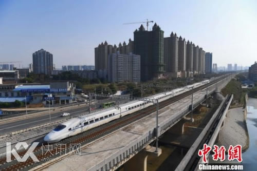 一列由南宁东开往昆明的动车组列车驶出南宁站后在南(宁)昆(明)客运专线上快速行驶。 胡雁摄 一列由南宁东开往昆明的动车组列车驶出南宁站后在南(宁)昆(明)客运专线上快速行驶。 胡雁摄