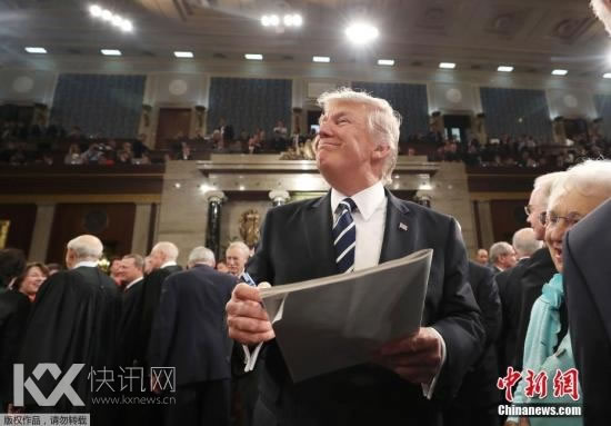 当地时间2月28日,美国总统特朗普在国会发表重要政策演讲,这是特朗普就职以来的首次国会演讲,备受外界关注。他阐述了自己就职一个月的成绩,提到了增加基础设施投入和国防预算,还谈到了移民改革、税收改革和医保改革等广为关注的问题。 当地时间2月28日,美国总统特朗普在国会发表重要政策演讲,这是特朗普就职以来的首次国会演讲,备受外界关注。他阐述了自己就职一个月的成绩,提到了增加基础设施投入和国防预算,还谈到了移民改革、税收改革和医保改革等广为关注的问题。