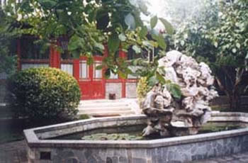 上了石阶就是胡家的小会客厅,李昭、胡耀邦在小客厅里曾会见过很多来访的客人