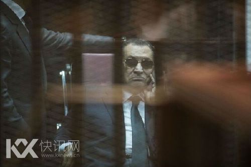 2015年5月9日,在埃及开罗,穆巴拉克在法院出庭。新华社记者潘超越摄