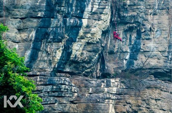 2018年4月,页岩气开采队的队员们在云贵高原乌蒙山深处山路上前行。图/视觉中国
