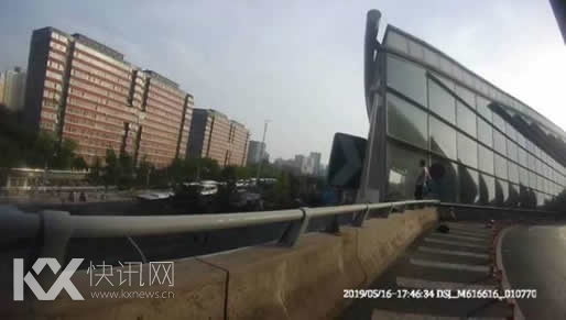 男子被辞携妻跳楼