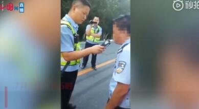 广西交警涉嫌酒驾 真的是愧对当时身上穿的警服!